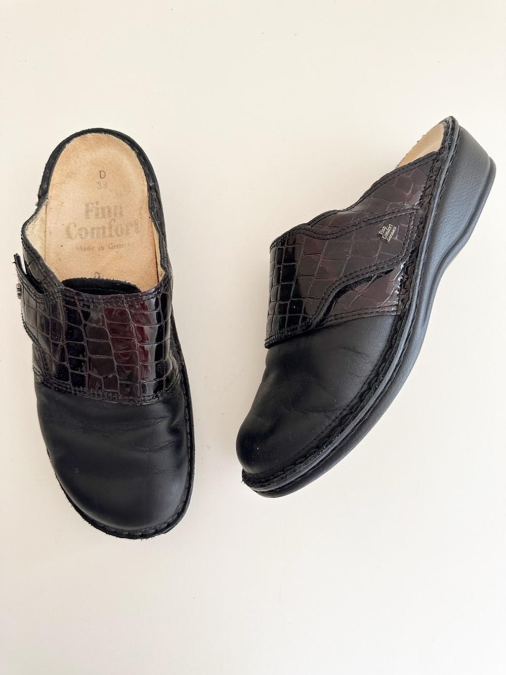 Finn Comfort Aussee black leather with a croc-embossed patent leather clog